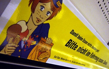 Kleber in der Berliner U-Bahn... ein ach so böses Verbot, iieks!