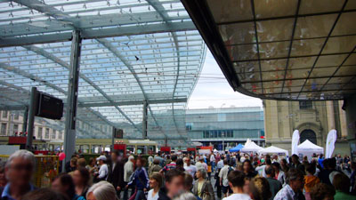 Der Baldachin: Auch die Gegner genossen das Flanieren unter dem neuen Berner Wahrzeichen, dass weltstädtisch an Berlin Hbf erinnert (31. Mai 2008)