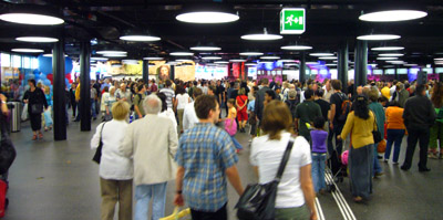 Nach einem Jahr Pause geniessen die BernerInnen das Flanieren ohne militärgrünen Noppenboden (31. Mai 2008)