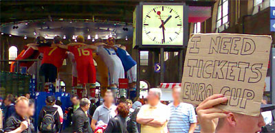 Ticketsuche am Sonntag im HB Zürich (8. Juni 2008)