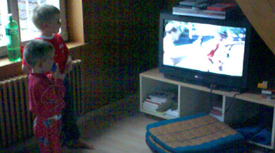 Göttibub mit Bruder im korrekten Tenue: Fussball statt Heidi (7. Juni 2008)