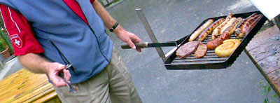 Australischer BBQ-Mann mit Schweizer Fussballhemd im Baselbiet (7. Juni 2008)