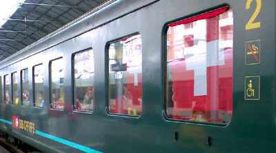 Ausstaffiert auf dem Weg zum Auftaktspiel: Bahnhof Olten, Samstagmittag, 7. Juni 2008