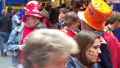 Bemalte und ausstaffierte Fans begegnen sich im HB Bern: Samstagmittag, 7. Juni 2008