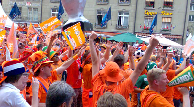 Oranje dominiert die Berner Innenstadt (9. Juni 2008)