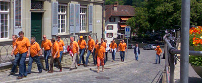 Schon am Nydeggstalden dominiert orange, selbst bei den Storen und Pflanzen (9. Juni 2008)