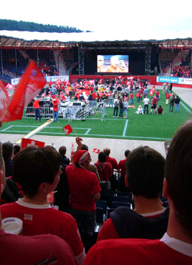 Da kam doch noch Stimmung auf: Während des EM-Spiels Schweiz-Türkei, 9. Stadion, Bubendorf, 11. Juni 2008