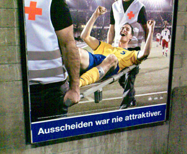 Ausscheiden soll attraktiv sein...? (Am Bahnhof, Juni 2008)