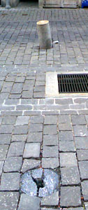 Erst kürzlich geflickt - heute schon wieder umgelegt: Granitpoller in der Kramgasse (Mai 2008)