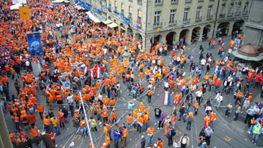 Oranje-Invasion am Zytglogge Bern, Freitag, 16.30 Uhr (13. Juni 2008)
