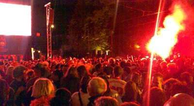 Pyro-Freaks feiern den 2:0-Sieg gegen Rumänien (17. Juni 2008) - Klicken für mehr