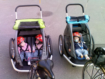 Problemlos mobil selbst mit Drillingen: Unterwegs mit dem Veloanhänger (Juni 2008)