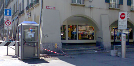 Endlich kommen sie weg, die gefährlichen Schisskomm-Kabinen am Wasienhausplatz (Juli 2008)