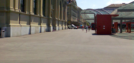 Freie Fläche am Berner Bahnhofplatz, soweit das Auge reicht: Wieso hats hier keine legalen Veloabstellplätze? (Juli 2008)