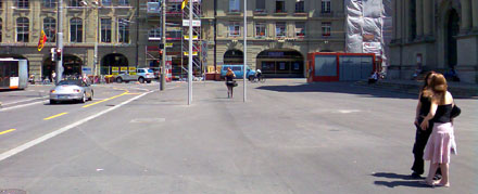 Freie Fläche am Berner Bahnhofplatz, soweit das Auge reicht: Wieso hats hier keine legalen Veloabstellplätze? (Juli 2008)