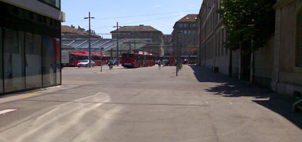 Freie Fläche am Berner Bahnhofplatz, soweit das Auge reicht: Wieso hats hier keine legalen Veloabstellplätze? (Juli 2008)