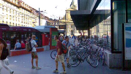 Chaos bei der Rolltreppe zum Migros - hier müssen kontrollierte Kurzzeitparkplätze her! (Juli 2008)