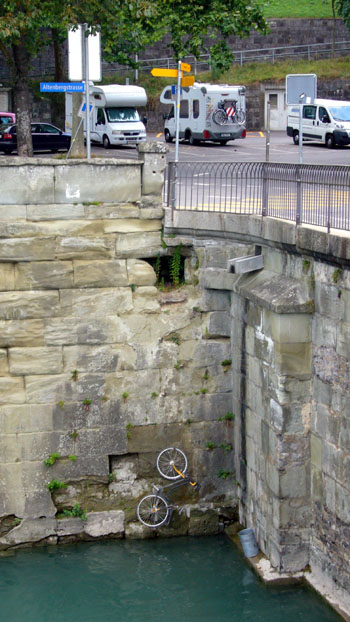Velo und Papierkorb sind schon da - das Bett ist vermutlich unter Wasser...? (Untertorbrücke, August 2008)