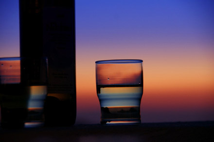 Ein Glas Nikteri (aus den wunderbaren Asyrtiko-Trauben) passt zum Sonnenuntergang - Klicken für mehr Bilder
