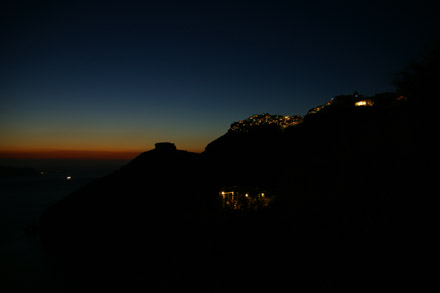 Die Nacht bricht ein, in Imerovigli gehen die Lichter an (August 2008) - Klicken für mehr Bilder