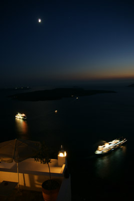 Der Mond über dem Vulkan: Die Kreuzfahrtschiffe verlassen Santorini (August 2008) - Klicken für mehr Bilder