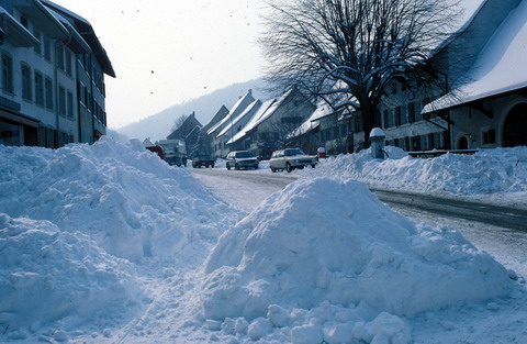 Schneerekord in Itingen BL, Februar 1986 (Klick)